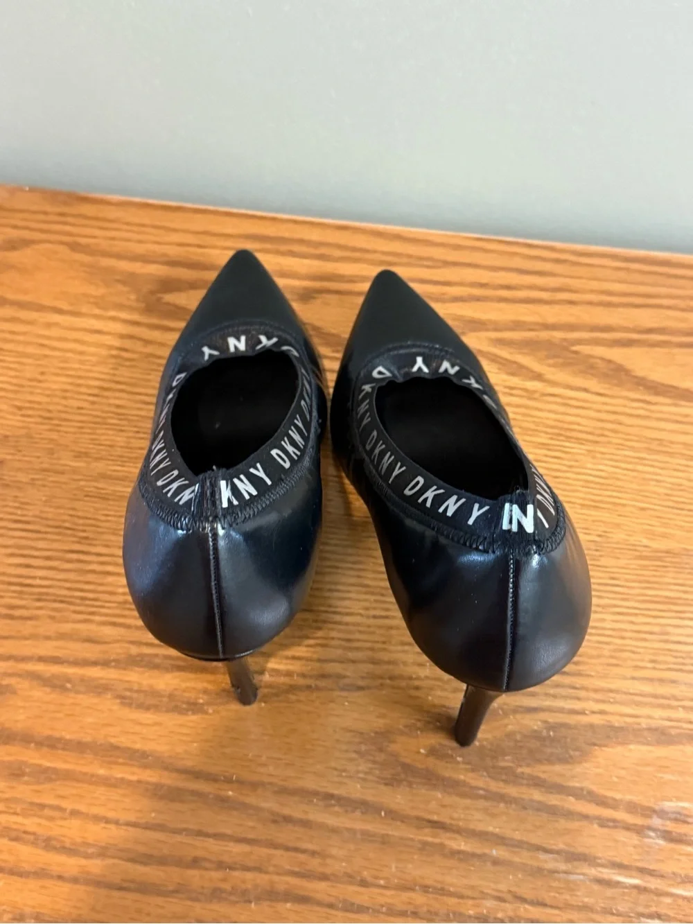 Y2K DKNY Women Katrina Logo Pumps Heels Color Black Size 7